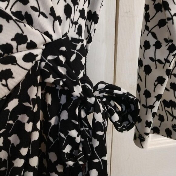 Talbots Black/White Floral Dress - Size Mp-Petite 3/4 sleeves, V Neck - Picture 3 of 7